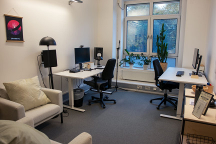 Photo of the guest office at DevHub