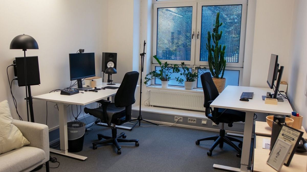 Photo of the guest office at DevHub